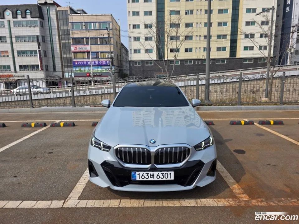 BMW 5 Series 530i xDrive M 2025 — фото 1, купить с доставкой в Москву