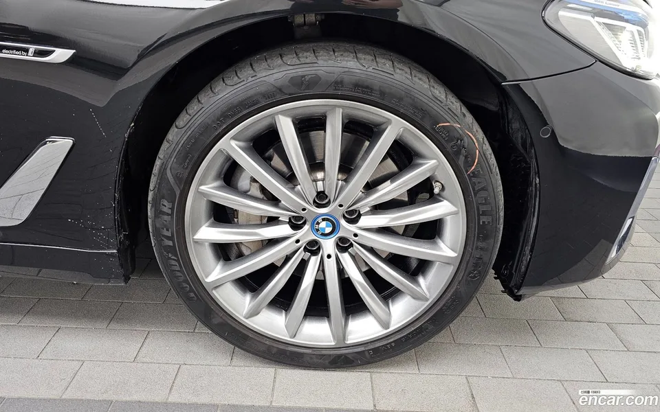 BMW 5 Series 530e 2023 — миниатюра 2