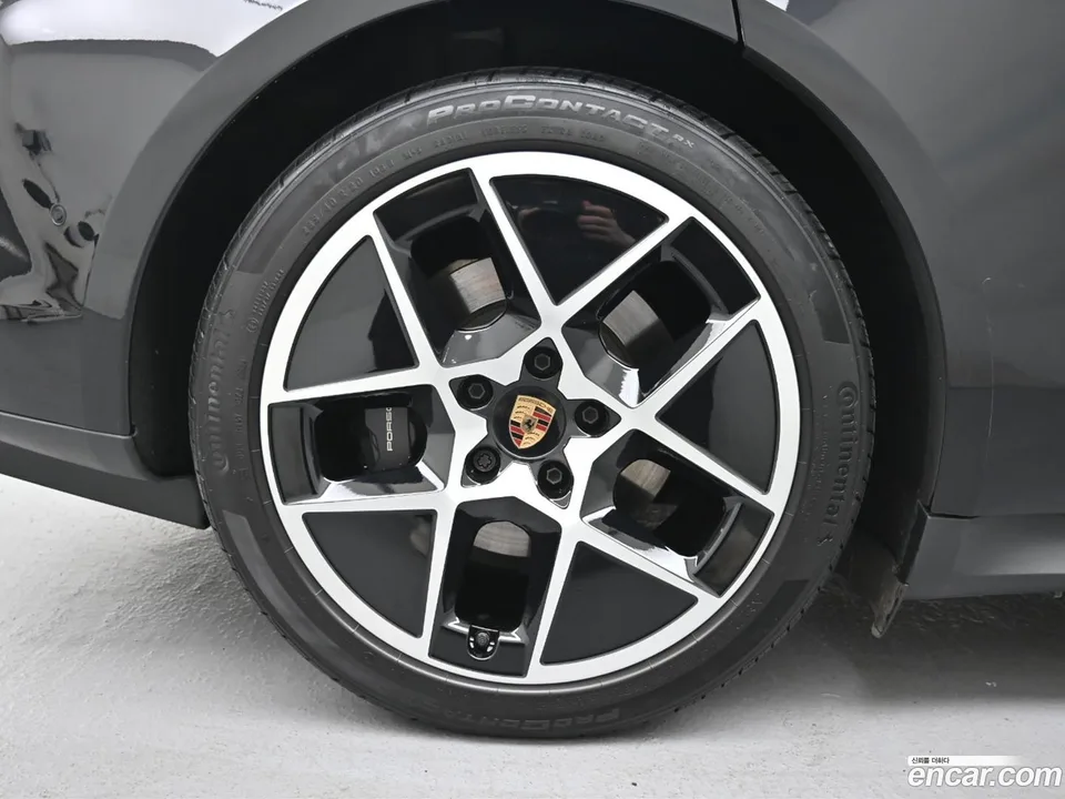Porsche Taycan 2024 — миниатюра 2