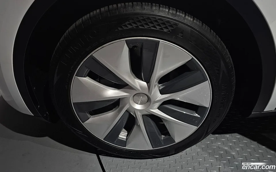 Tesla Model Y RWD 2023 — миниатюра 5
