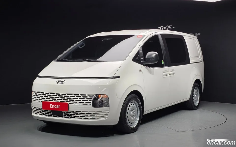 Hyundai Staria 5 2023 — фото 1, купить с доставкой в Москву