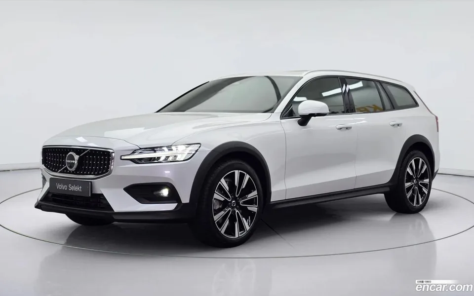 Volvo V60 Cross Country B5 AWD 2022 — фото 1, купить с доставкой в Москву