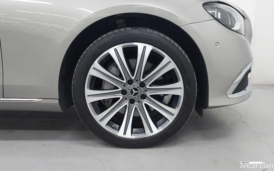 Mercedes-Benz E-Class E300e 4MATIC 2022 — thumbnail 5