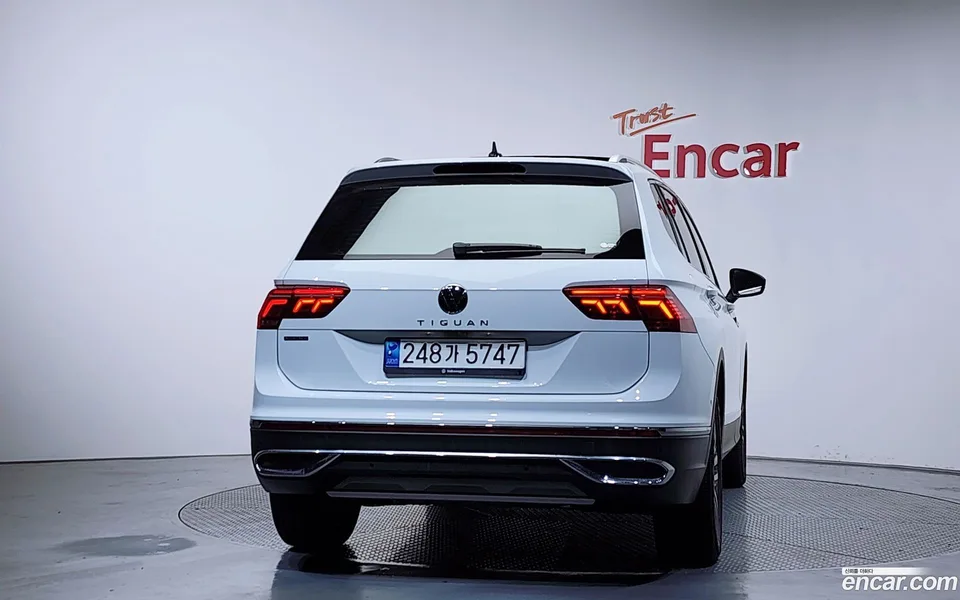 Volkswagen Tiguan Allspace 2.0 TSI 2023 — миниатюра 4