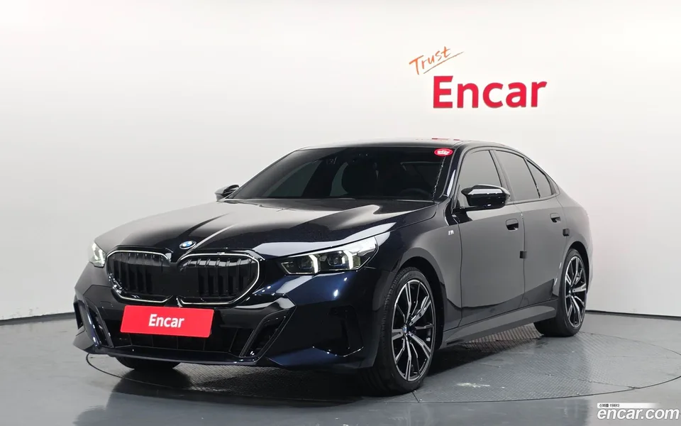 BMW 5 Series 530i xDrive M 2025 — фото 1, купить с доставкой в Москву