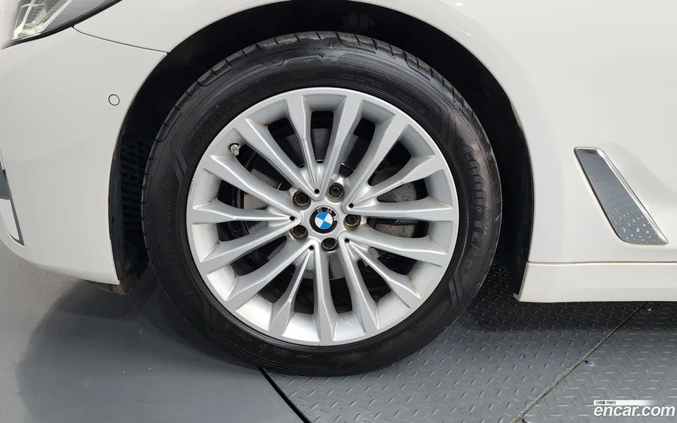 BMW 5 Series 520i 2022 — миниатюра 2