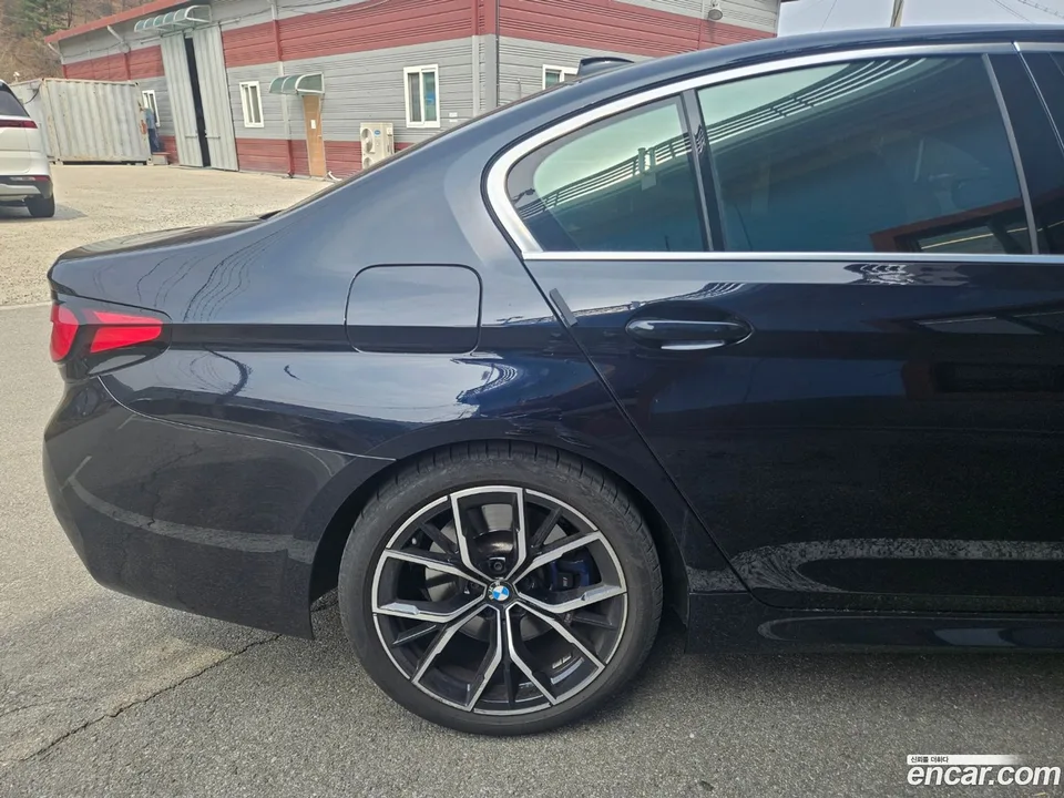 BMW 5 Series 530i xDrive M 2023 — миниатюра 4