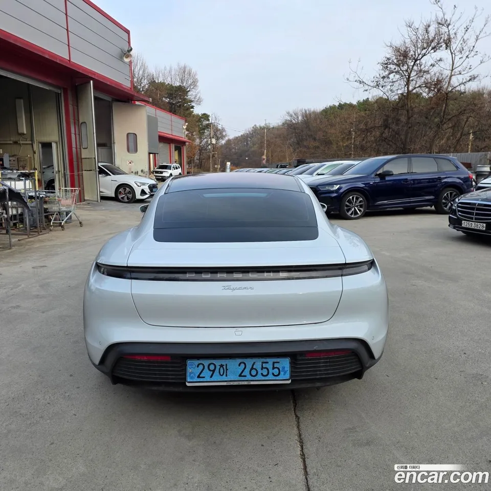 Porsche Taycan 2023 — миниатюра 5