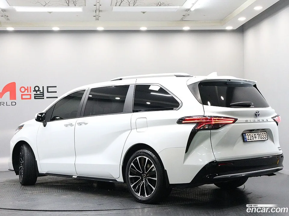 Toyota Sienna 2.5 2WD 2023 — миниатюра 3