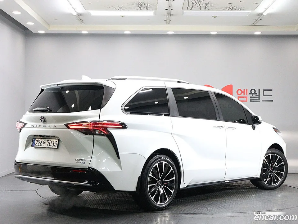 Toyota Sienna 2.5 2WD 2023 — миниатюра 4