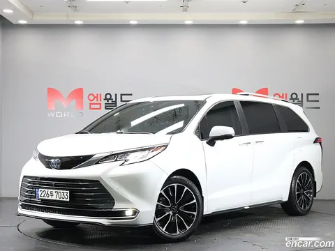 Toyota Sienna 2023 buy in Moscow