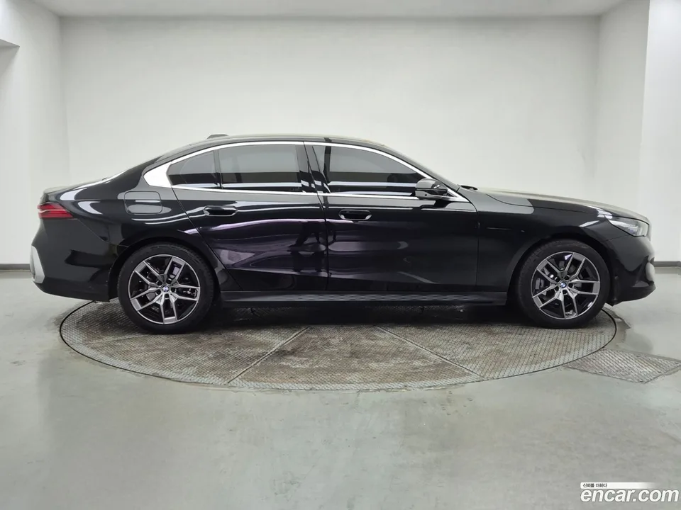 BMW 5 Series 530i xDrive 2024 — миниатюра 2