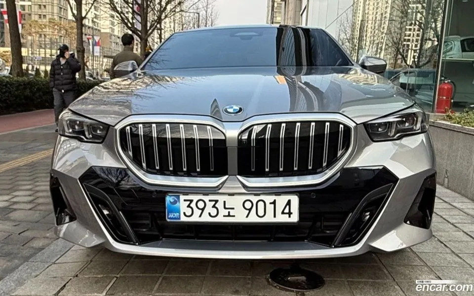 BMW 5 Series 530i xDrive M 2026 — фото 1, купить с доставкой в Москву