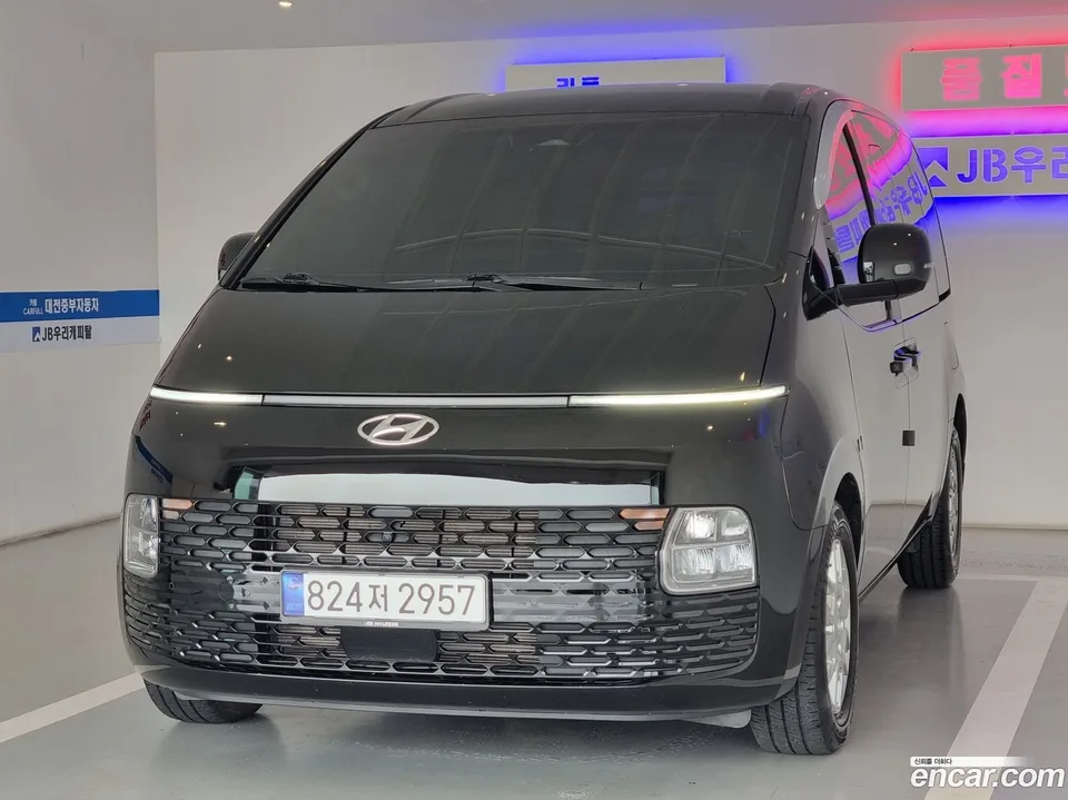Hyundai Staria L3.5 5 2024 — photo 1, buy with delivery to Moscow