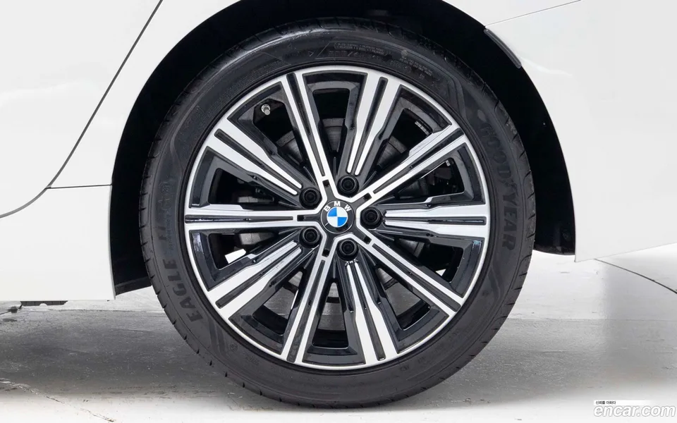 BMW 3 Series 320i 2025 — миниатюра 2