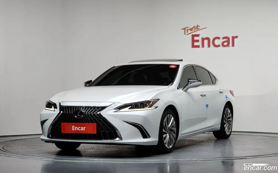 Lexus ES 300h 2023 — фото 1, купить с доставкой в Москву