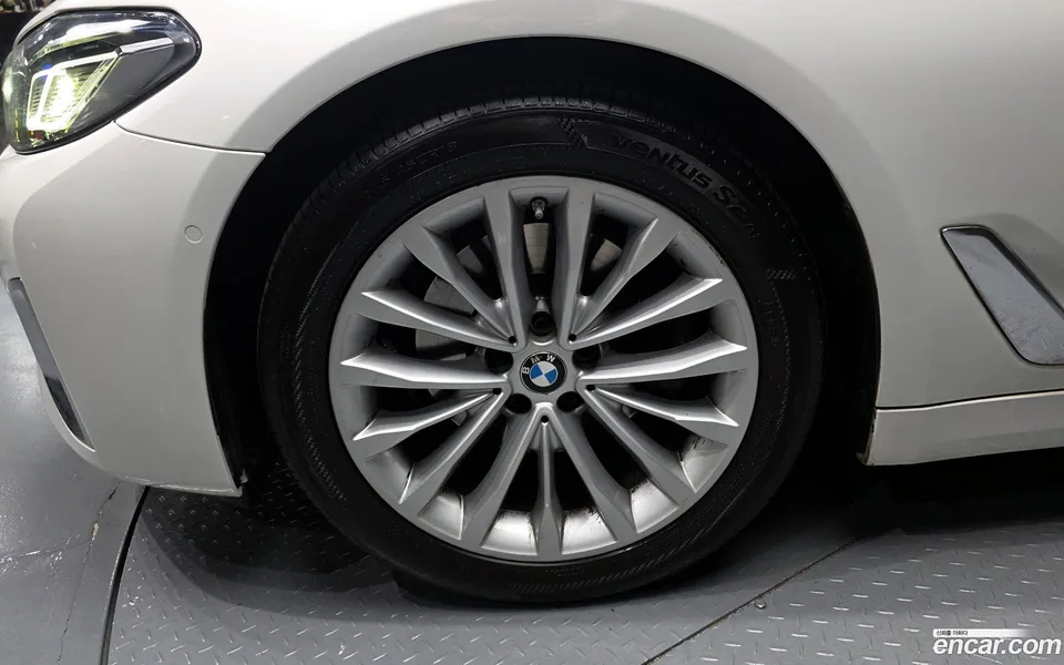 BMW 5 Series 520i 2022 — миниатюра 2