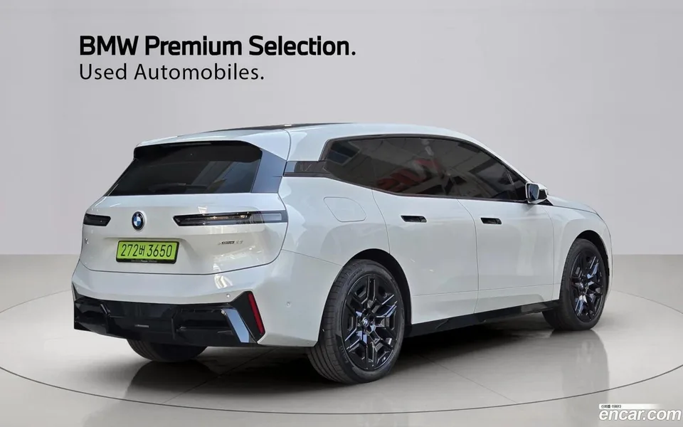 BMW iX xDrive60 M 2025 — миниатюра 2