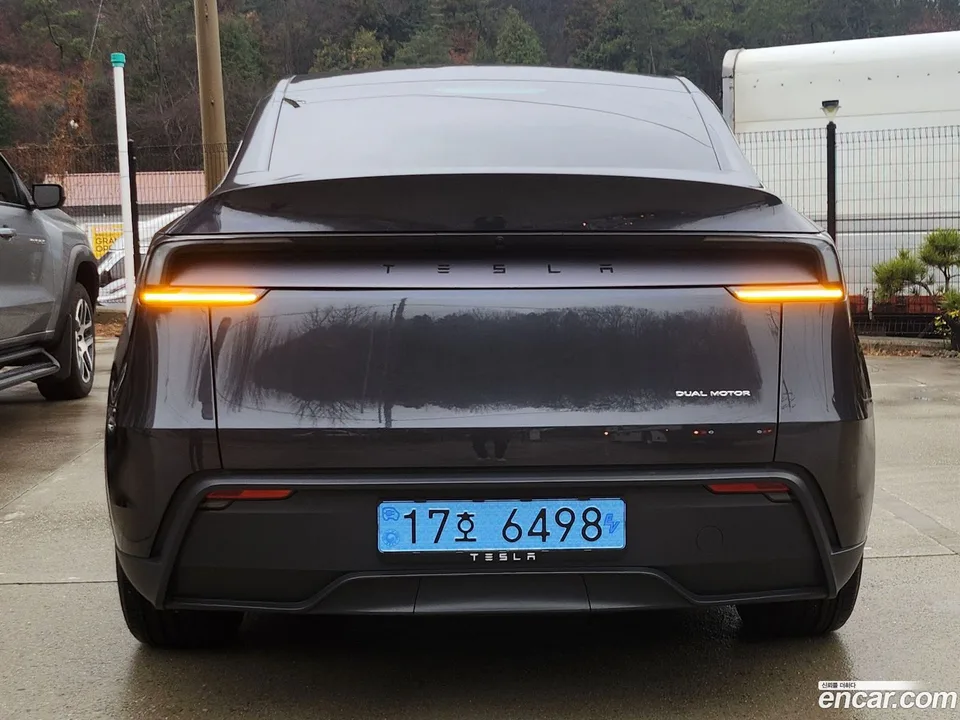 Tesla Model Y AWD 2025 — миниатюра 4