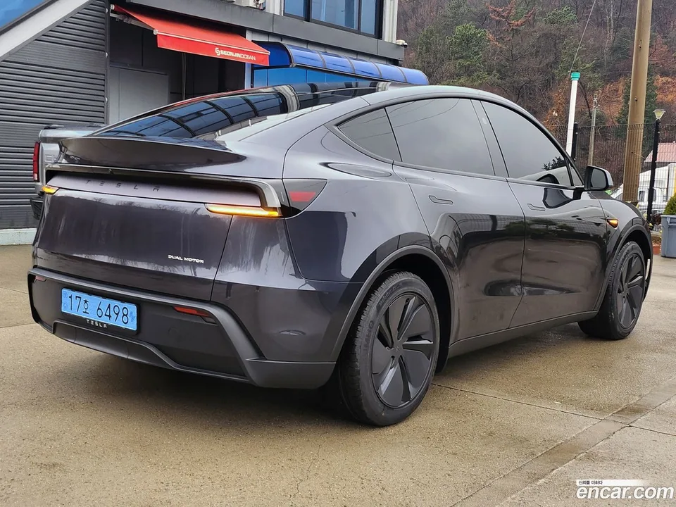 Tesla Model Y AWD 2025 — миниатюра 5