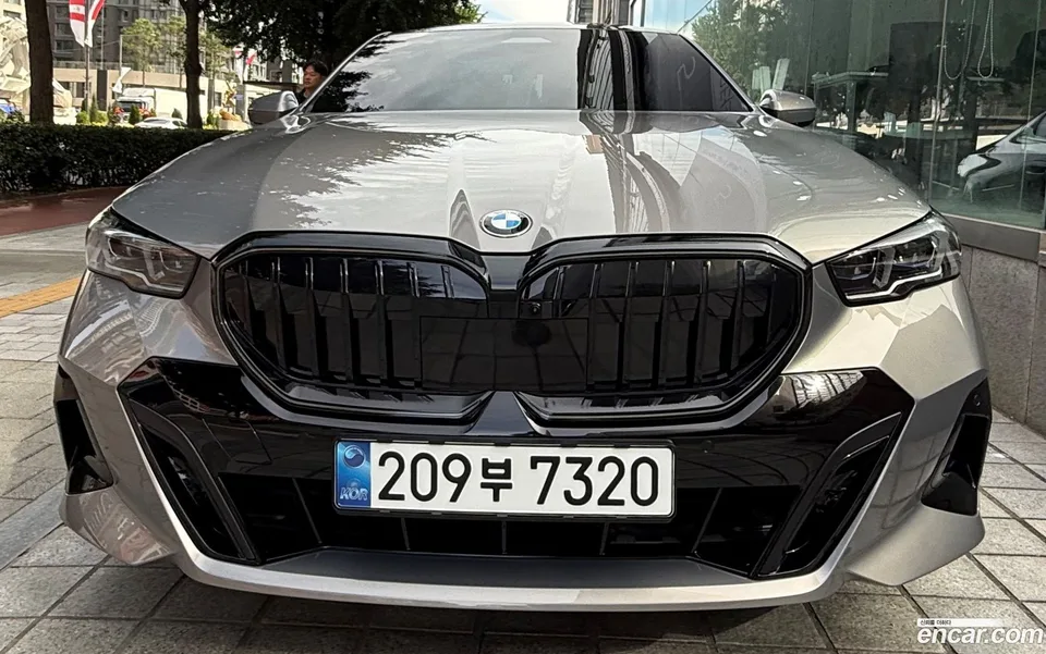 BMW 5 Series 520i M 2025 — фото 1, купить с доставкой в Москву