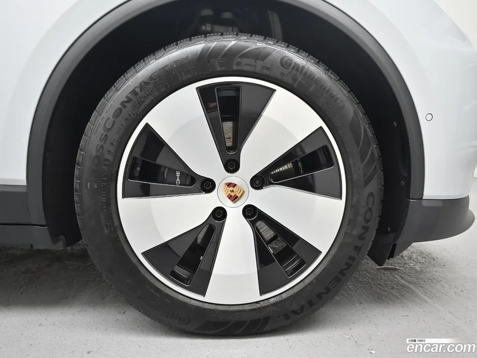 Porsche Macan Electric 4 2025 — миниатюра 2