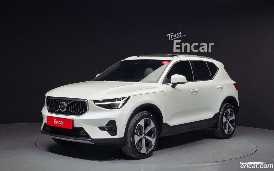 Volvo XC40 B4 2024 — фото 1, купить с доставкой в Москву