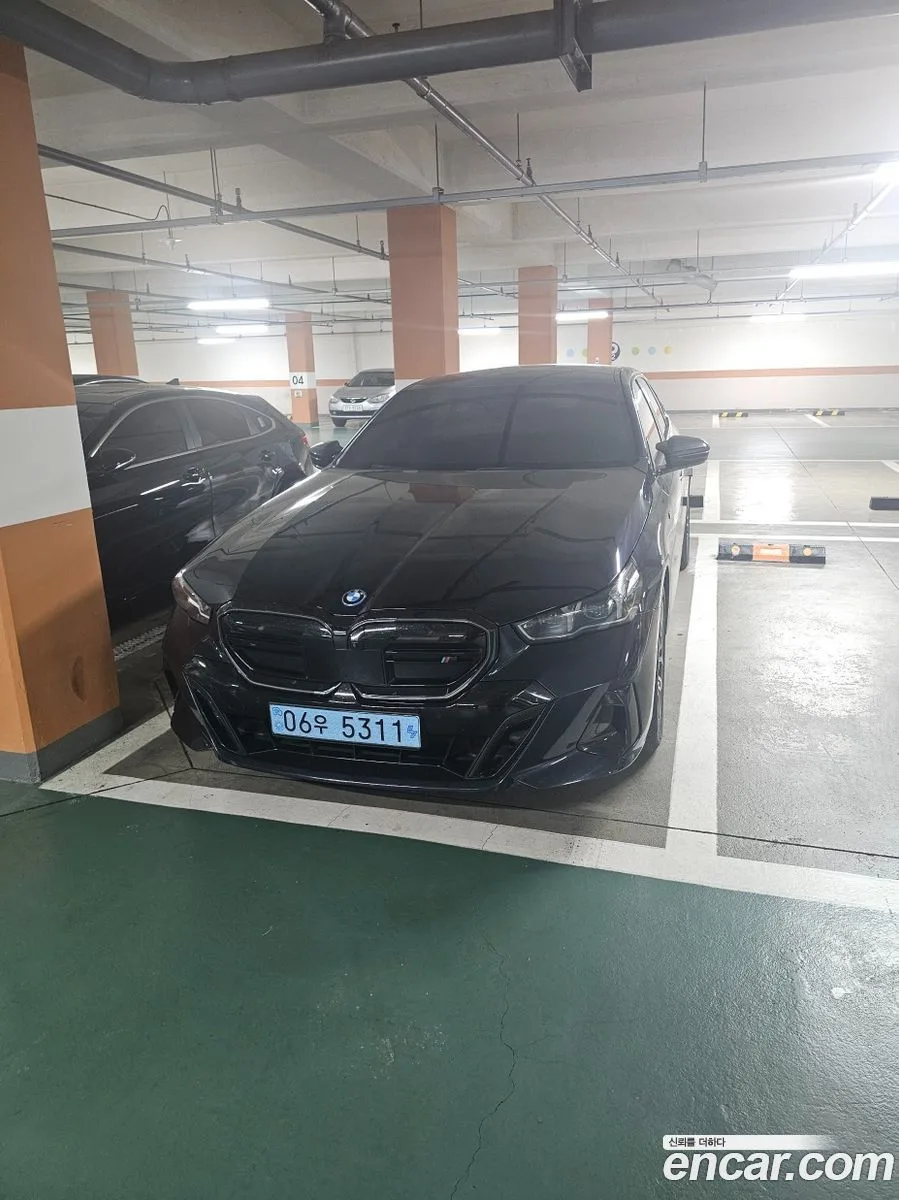 BMW i5 eDrive 40 M 2023 — фото 1, купить с доставкой в Москву