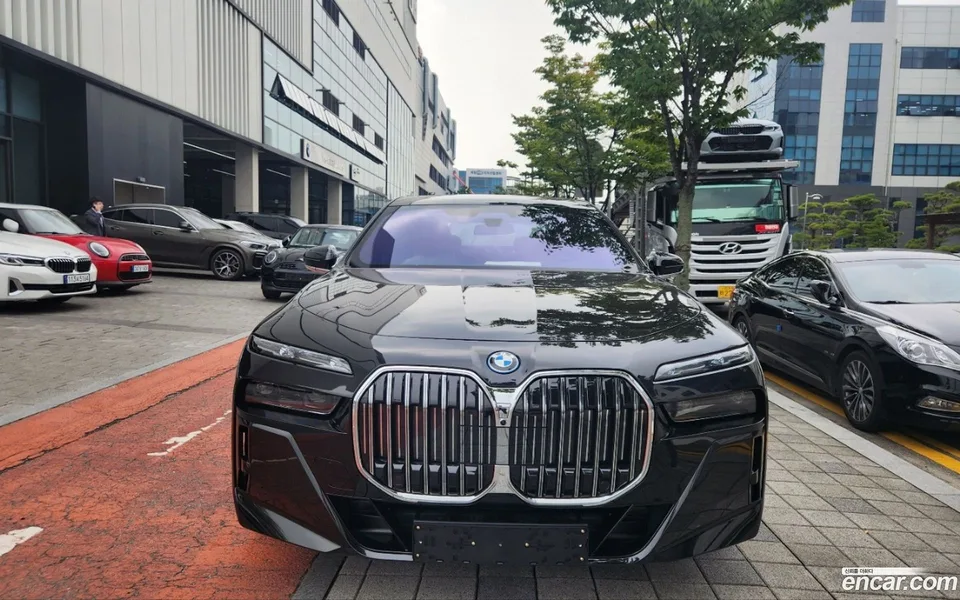 BMW 7 Series 750e xDrive M 2025 — миниатюра 3