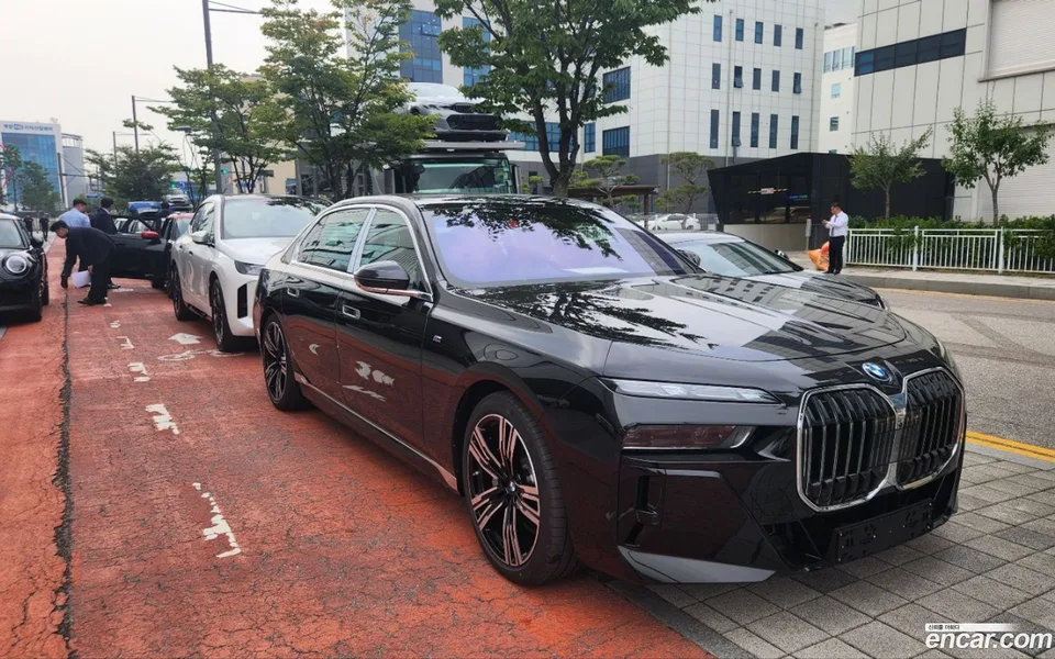 BMW 7 Series 750e xDrive M 2025 — фото 1, купить с доставкой в Москву