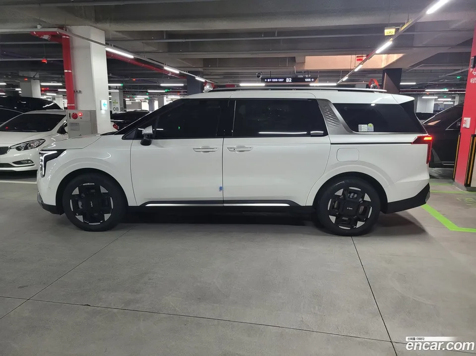 Kia Carnival HEV 9 2025 — фото 1, купить с доставкой в Москву