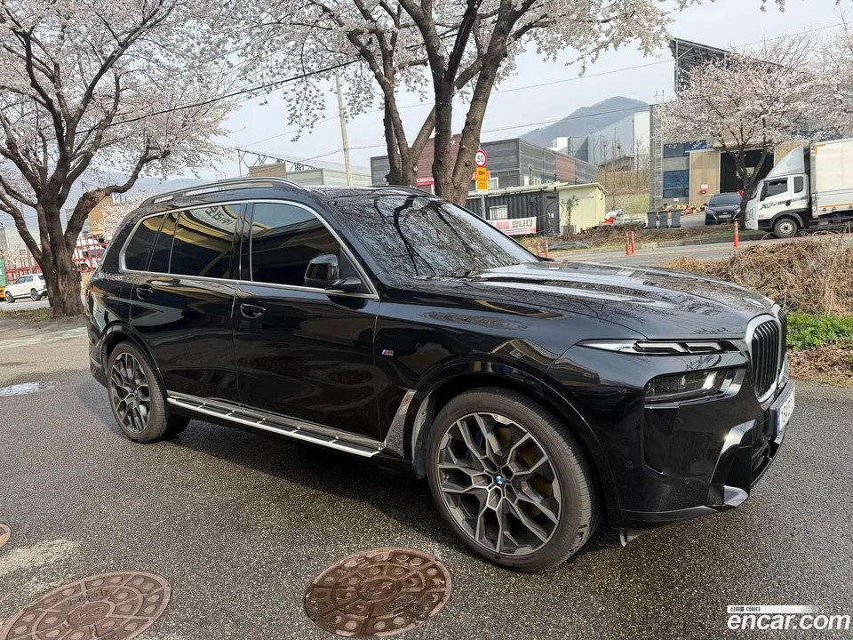 BMW X7 xDrive 40i M 7 2023 — фото 1, купить с доставкой в Москву
