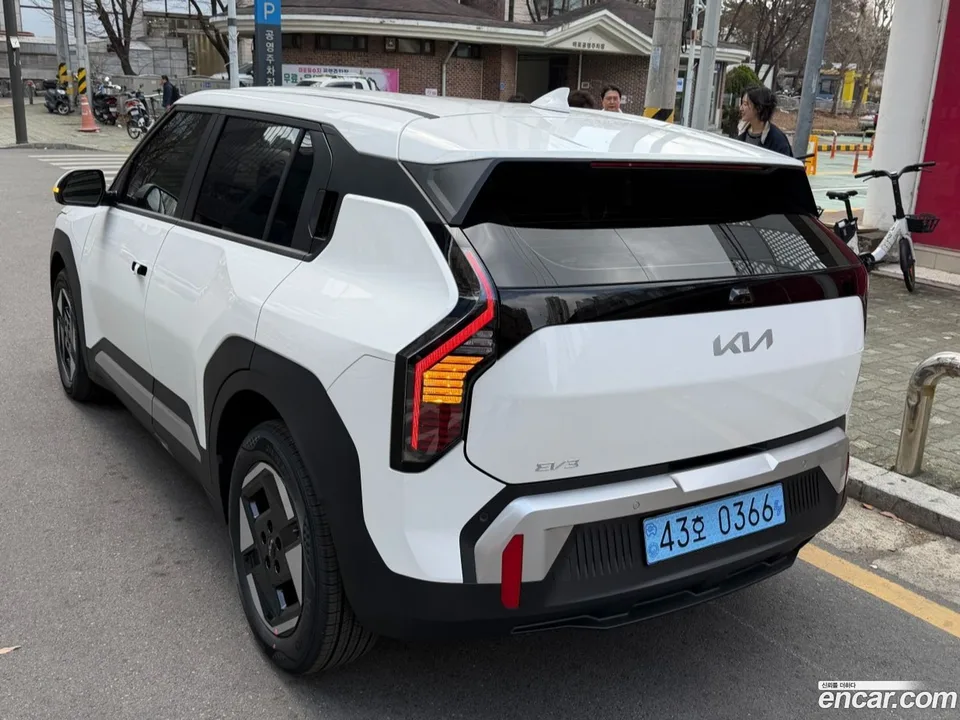 Kia EV3 2WD 2026 — thumbnail 2