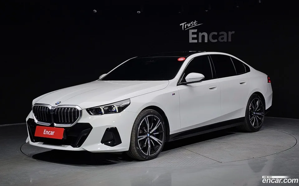 BMW 5 Series 530i xDrive M 2024 — фото 1, купить с доставкой в Москву