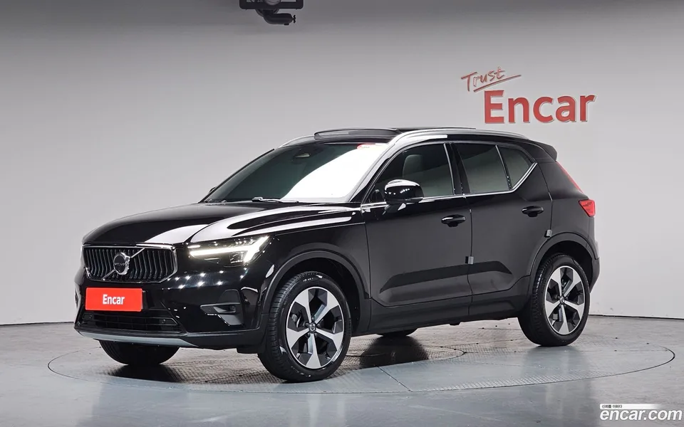 Volvo XC40 B4 2024 — фото 1, купить с доставкой в Москву