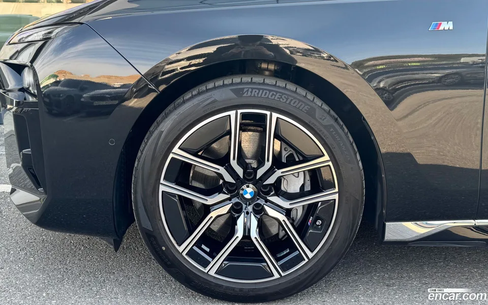 BMW 7 Series 740i sDrive M 2023 — thumbnail 2