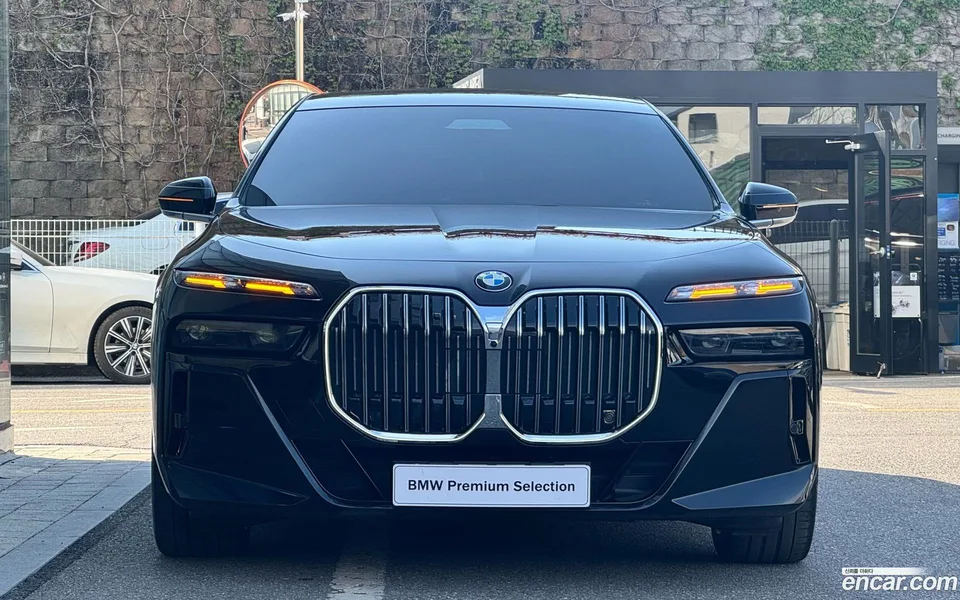 BMW 7 Series 740i sDrive M 2023 — thumbnail 3