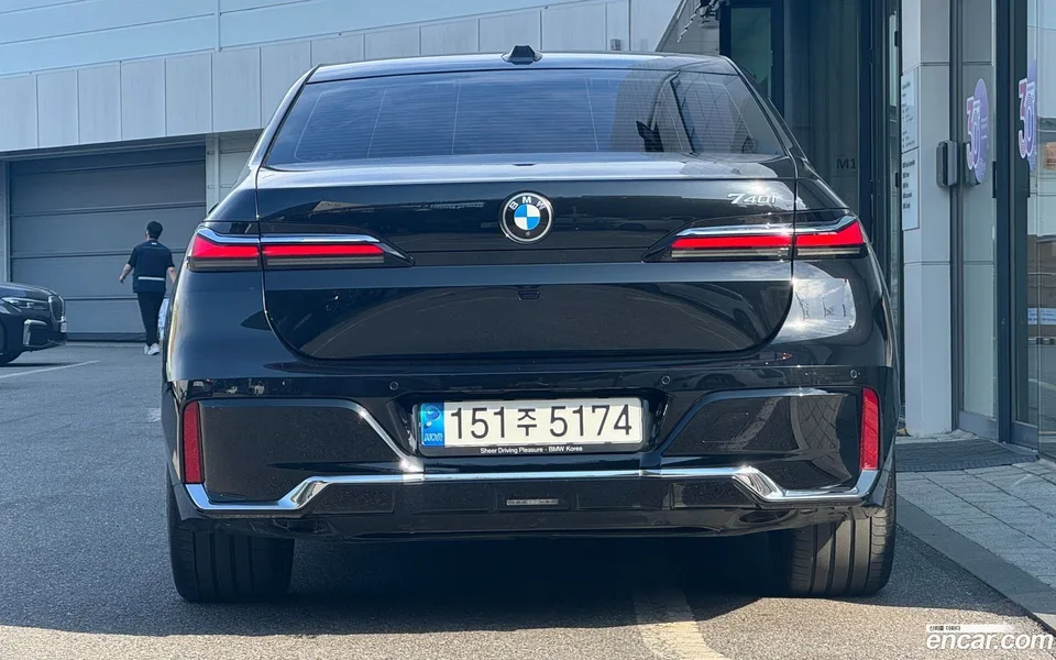 BMW 7 Series 740i sDrive M 2023 — thumbnail 4