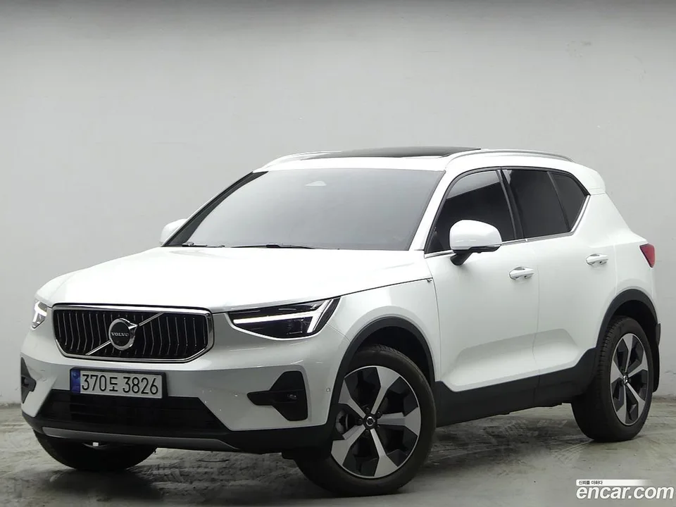 Volvo XC40 B4 2024 — фото 1, купить с доставкой в Москву