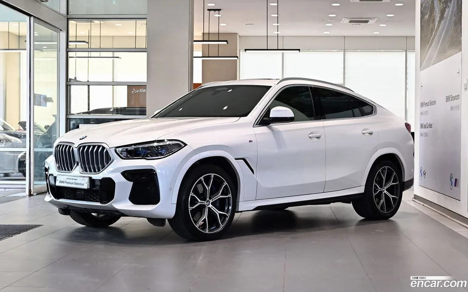 BMW X6 xDrive40i M 2022 — фото 1, купить с доставкой в Москву