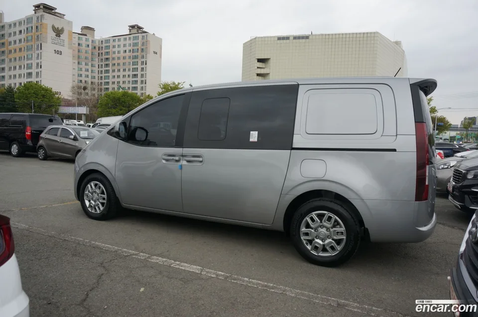 Hyundai Staria 5 2023 — миниатюра 3