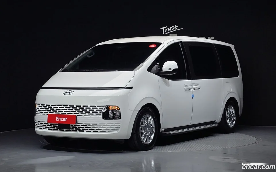 Hyundai Staria / 2023 — фото 1, купить с доставкой в Москву