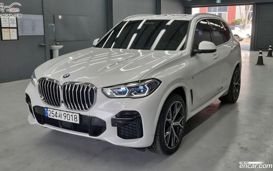 BMW X5 xDrive 40i M 2023 — фото 1, купить с доставкой в Москву