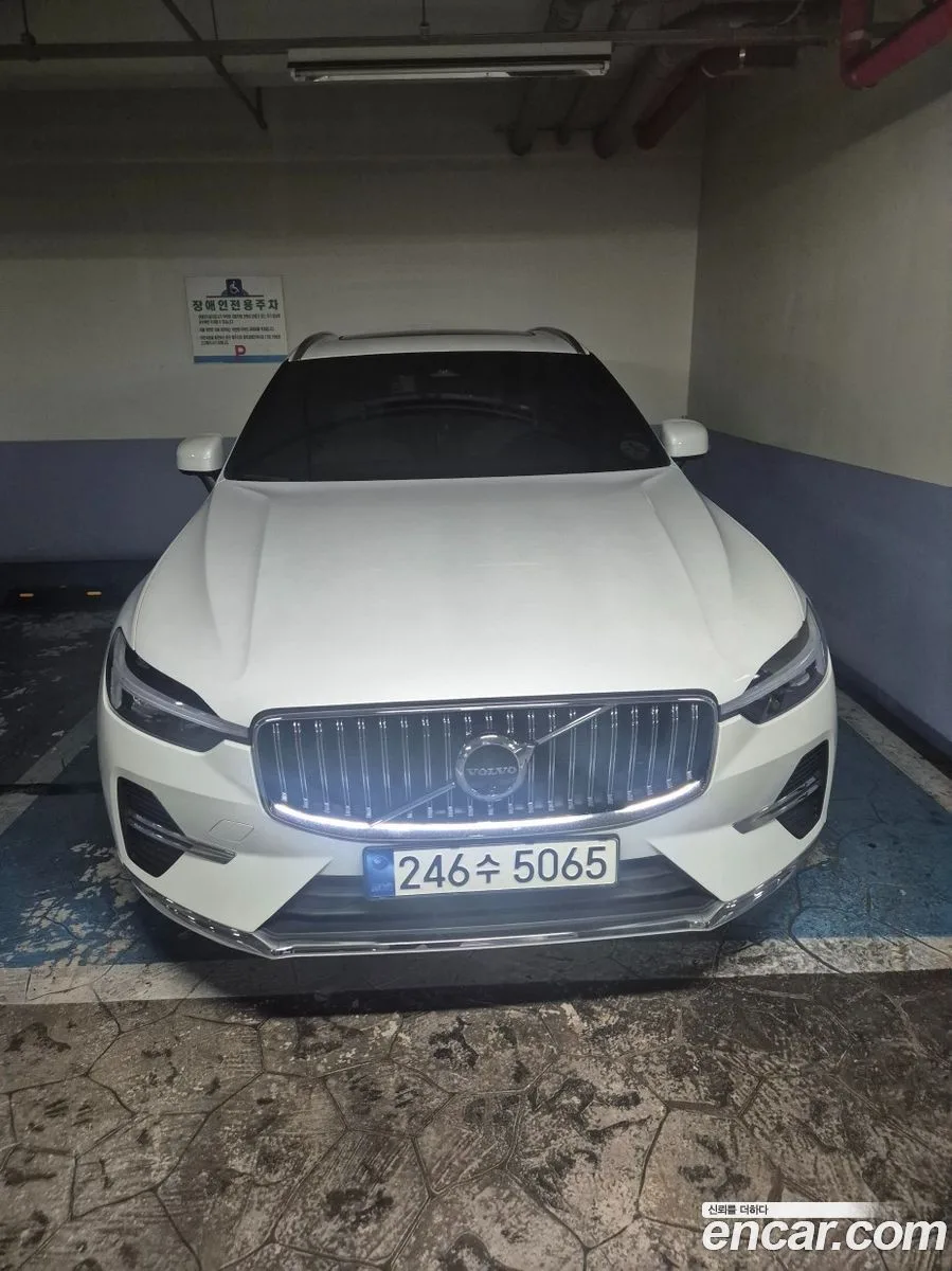 Volvo XC60 B5 2023 — фото 1, купить с доставкой в Москву