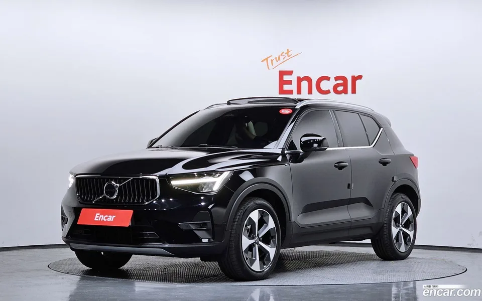 Volvo XC40 B4 2023 — фото 1, купить с доставкой в Москву