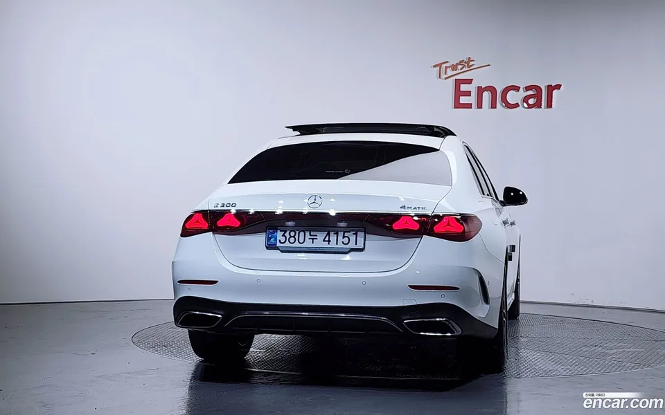 Mercedes-Benz E-Class E300 4MATIC AMG Line 2024 — миниатюра 4