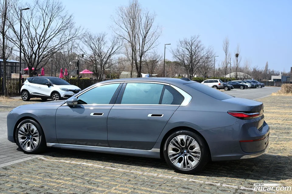 BMW 7 Series 740i sDrive 2023 — миниатюра 2
