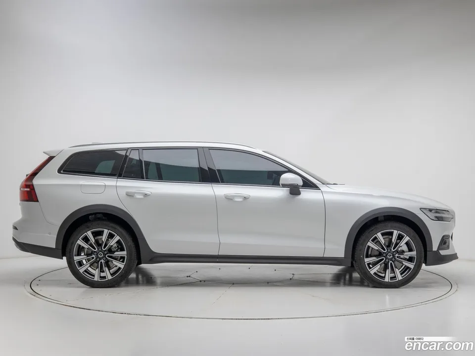 Volvo V60 Cross Country B5 AWD 2025 — миниатюра 3