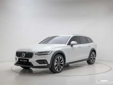 Volvo V60 Cross Country 2025 buy in Moscow