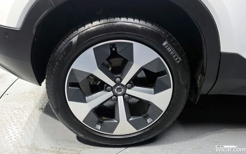 Volvo XC40 B4 2023 — миниатюра 2